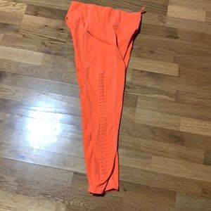 ATHLETA LEGGINGS WITH VENTING ON CALF AND SIDE ZIPPER SIZE M